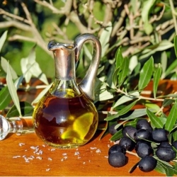 The Main Differences between Extra Virgin and Regular Olive Oil – and which is Best for Your Business